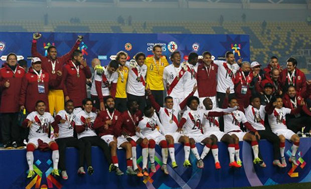 The team of Peru poses with their medals after winning the soccer match against Paraguay for the third place of the Copa America. Peru defeated Paraguay 2-0 (Photo: AP) The team of Peru poses with their medals after winning the soccer match against Paraguay for the third place of the Copa America. Peru defeated Paraguay 2-0 (Photo: AP)